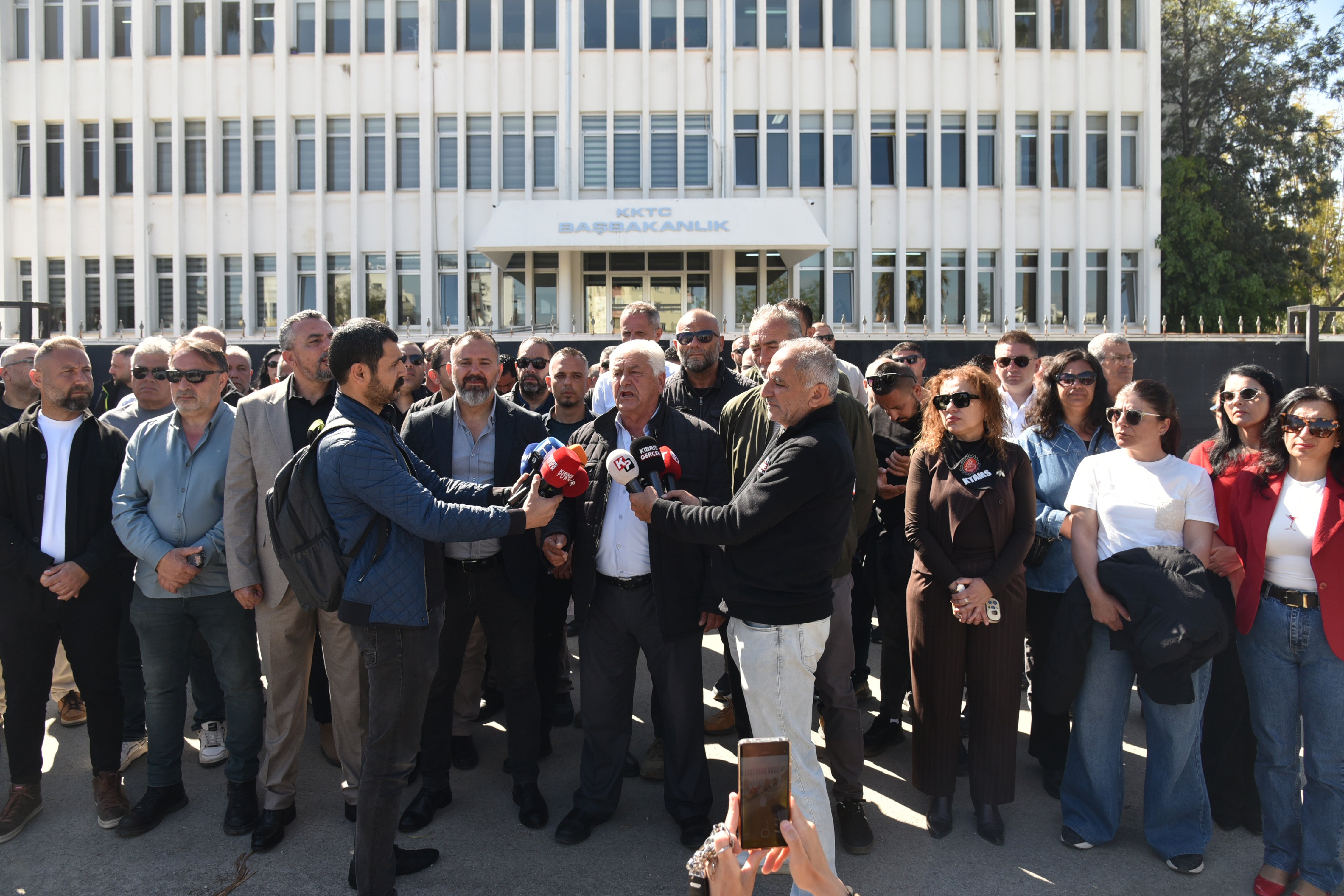  Sendika temsilcileri, Başbakanlık ile KIB-TEK önünde açıklama yaptı