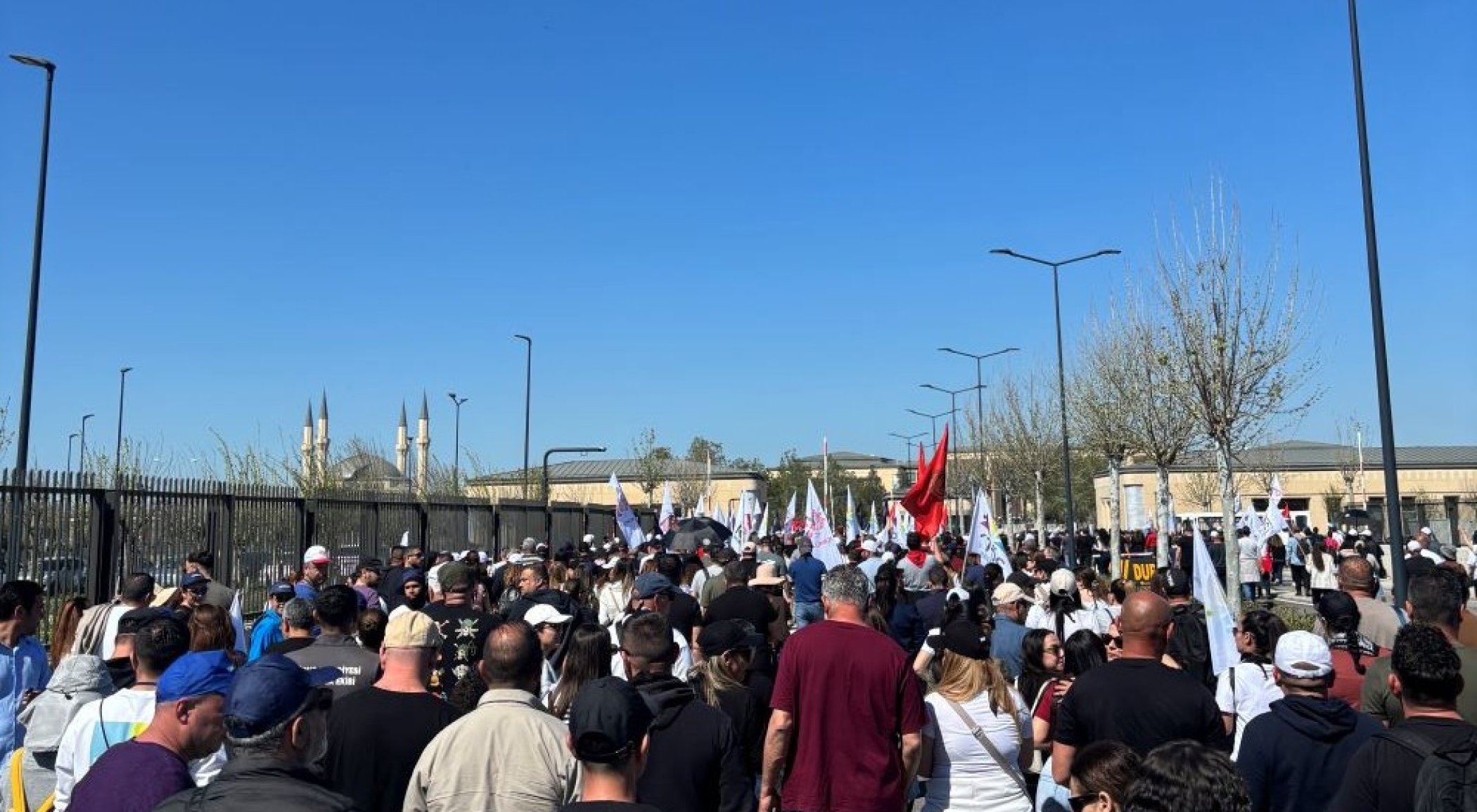'Hükümet halkın mesajını almadı, pazartesi genel grevde ve Meclis önündeyiz'