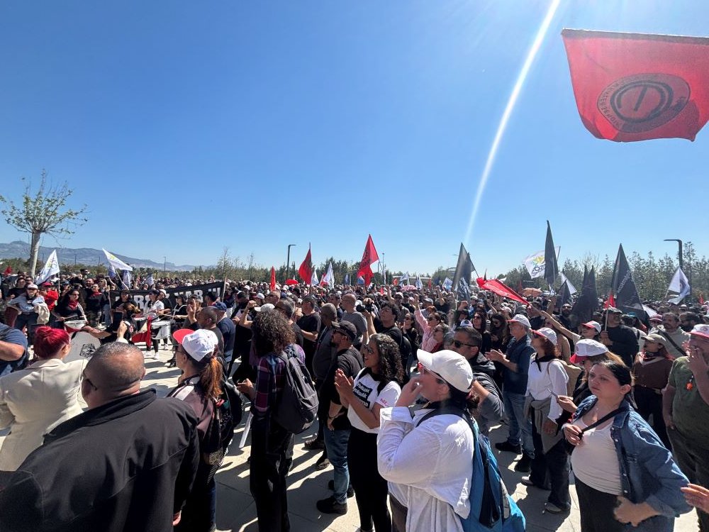 Sendikalar, Meclis Hayat Pahalılığı Yasası gündemiyle açılıncaya kadar genel grevi askıya aldı
