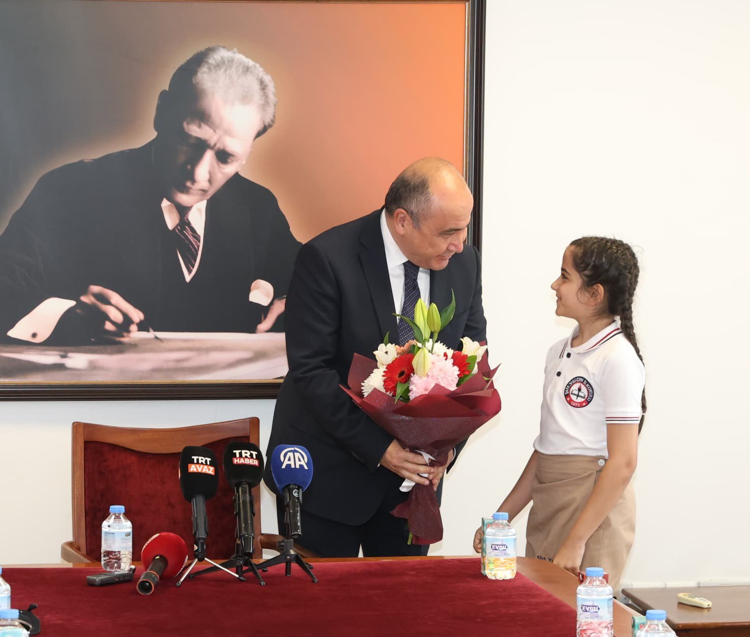 Ali Murat Başçeri, öğrencileri kabul etti: 'Çocuklar, geleceğin teminatıdır'