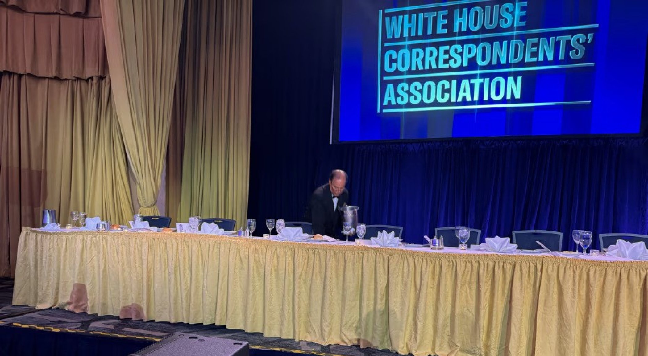 Trump, silahlı saldırı sonrasında yara almadan tahliye edildi