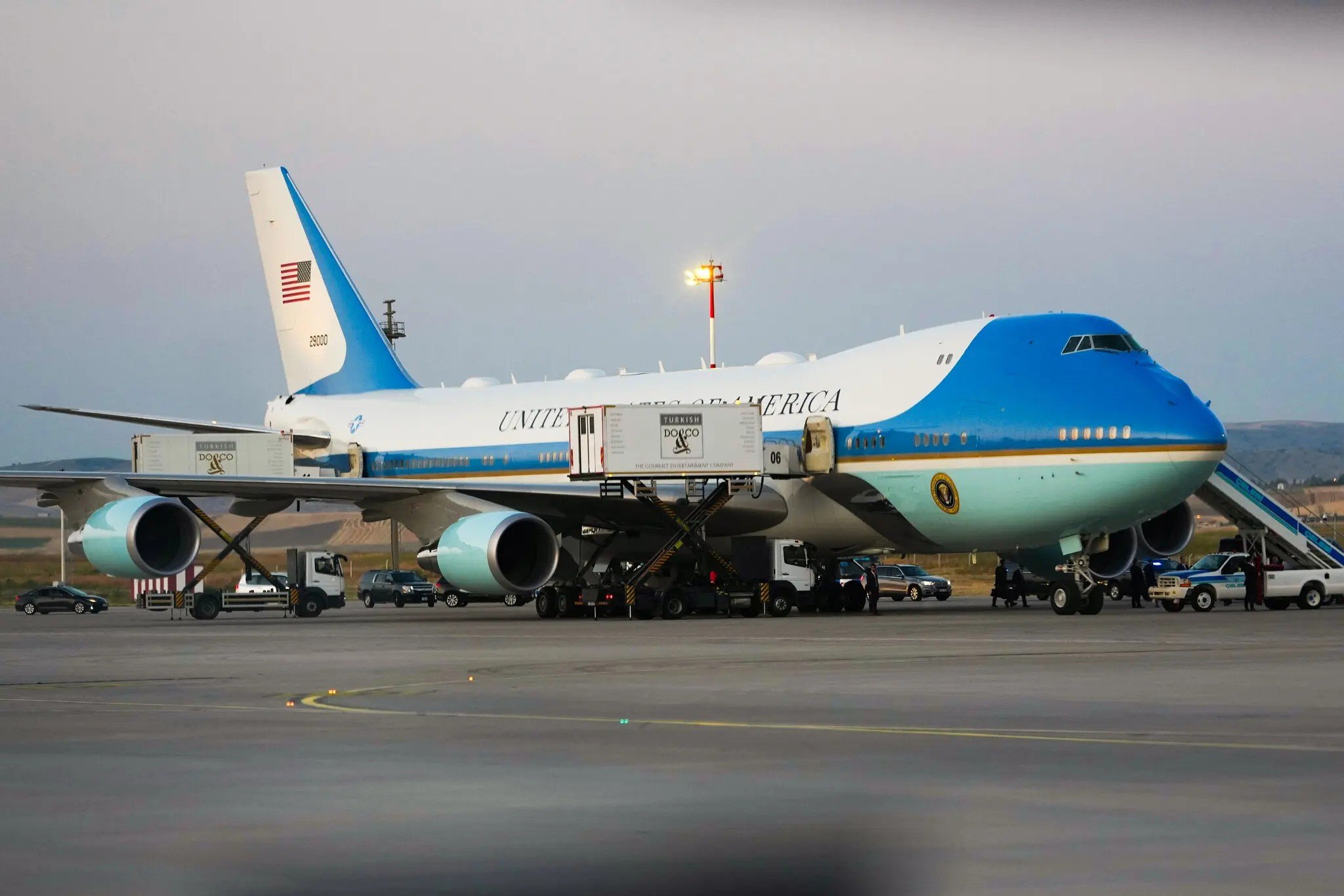 Trump’ın Türkiye’de ikram konteyneri ile uçaktan gizlice çıkarıldığı öne sürüldü