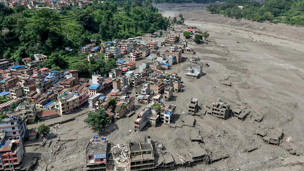 Nepal ve Tibet’te felaket: Dev sel dalgası köyleri yuttu, en az 160 ölü
