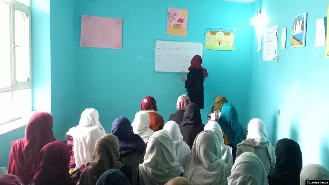 Taliban'ın yasağına rağmen Afgan kızları eğitim için tutuklanmayı göze alıyor