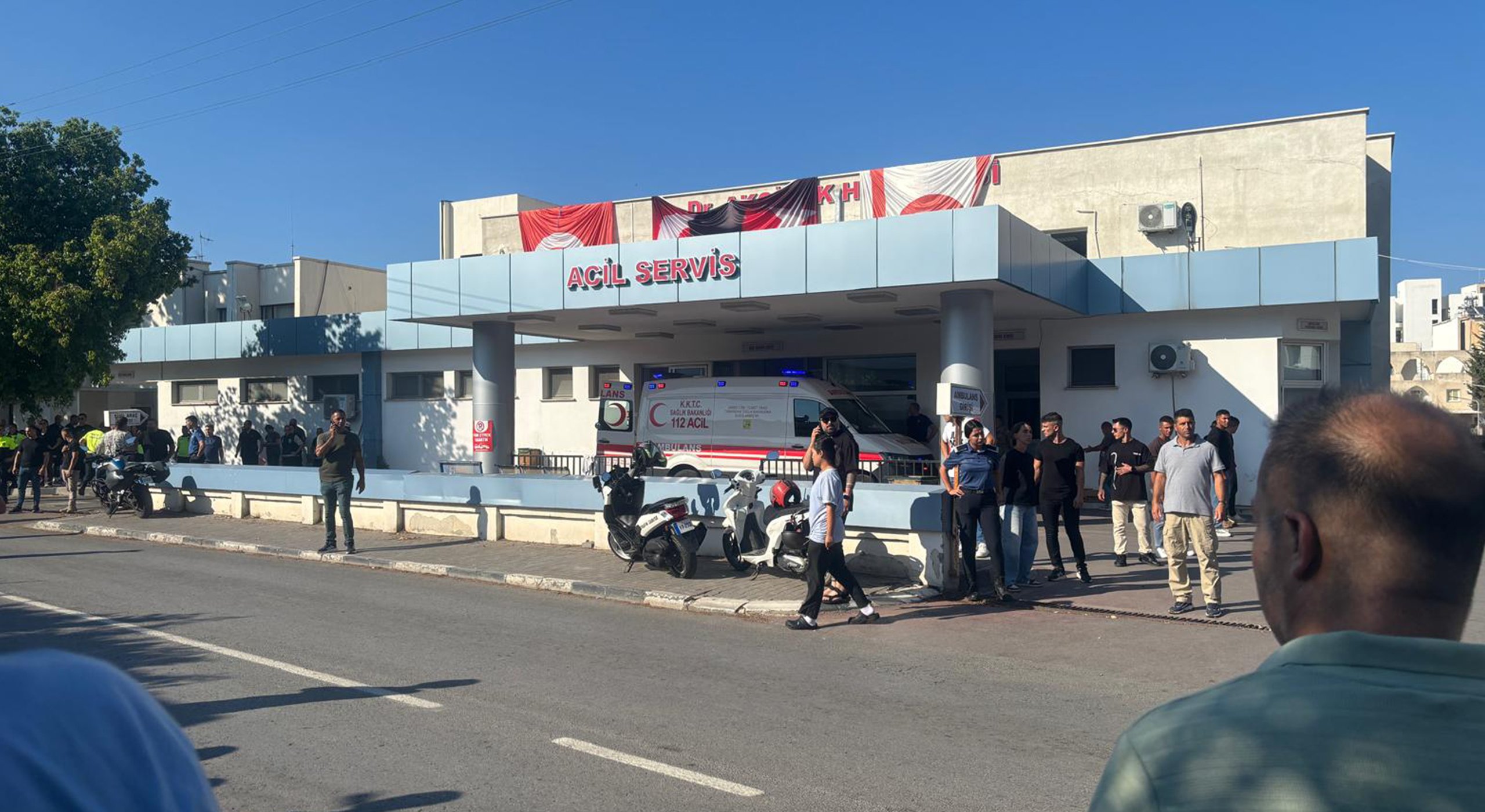 26 kişi YDÜ ve Lefkoşa’daki hastanelere sevk edildi: Akçiçek Hastanesi önünde bilgi tepkisi