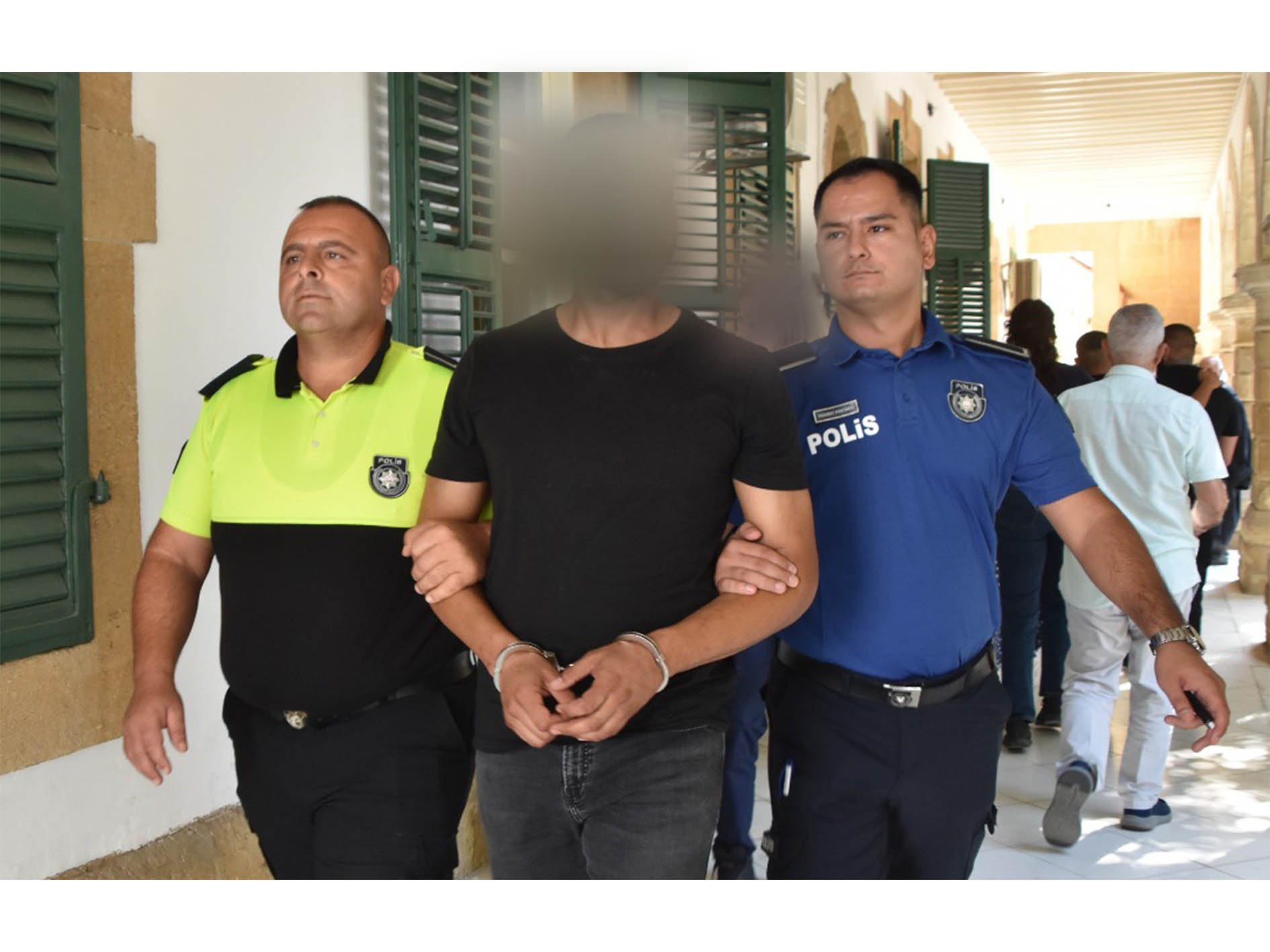 İki polis aracına çarptı, 15 el ateşle lastiği patlatıldı ama kaçıp Güney Kıbrıs’a geçti