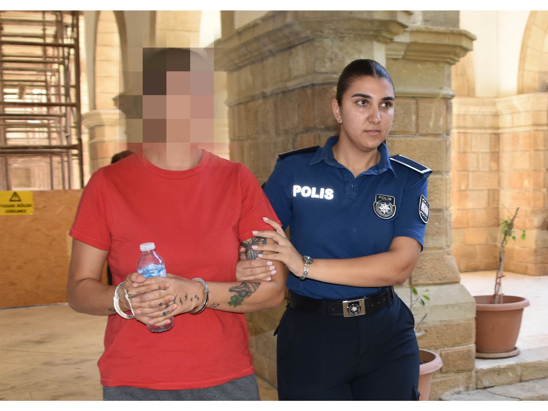 Ayrıldığı erkek arkadaşının evini kundakladığı iddia edildi