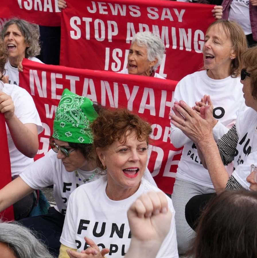Oyuncu Susan Sarandon ve Hannah Einbinder, Netanyahu karşıtı protestoda gözaltına alındı