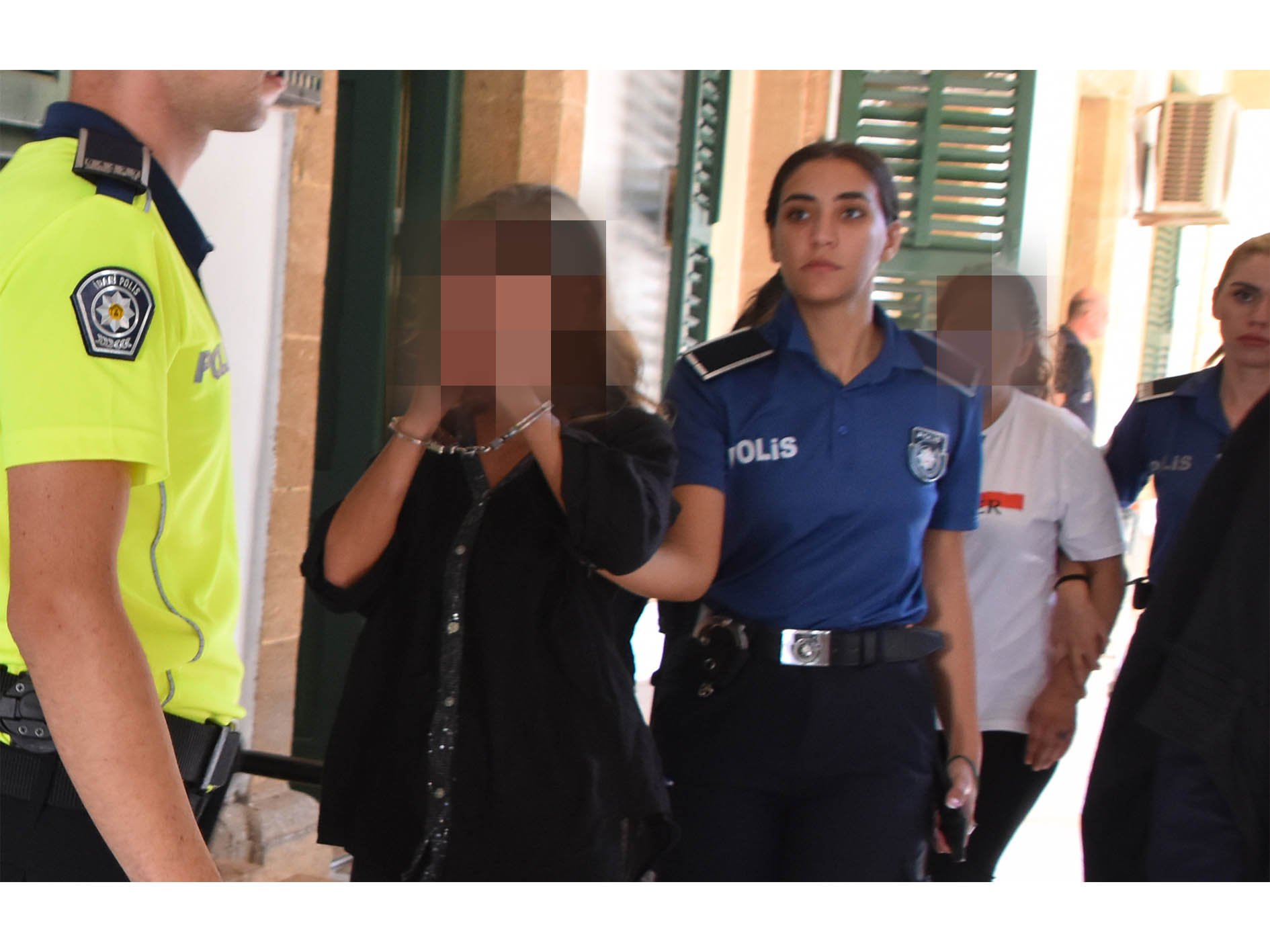 Ercan Havalimanı'nda valizinden uyuşturucu kalıntılı öğütücü, pipet ve kutu çıktı