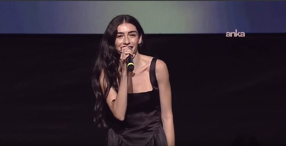 Hazar Ergüçlü Altın Koza’da ödül aldı: “Biz adaletsizlikle mi yaşayacağız?”