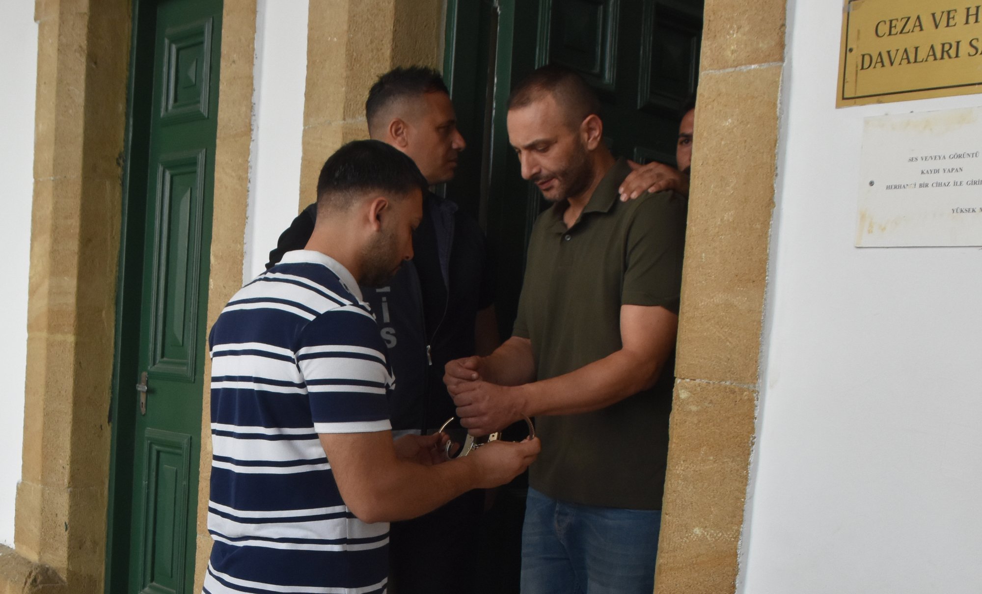 Lefkoşa’da evinde iki tabanca, 15 canlı mermi ve 190 gr. uyuşturucu bulunan zanlı cezaevine gönderildi