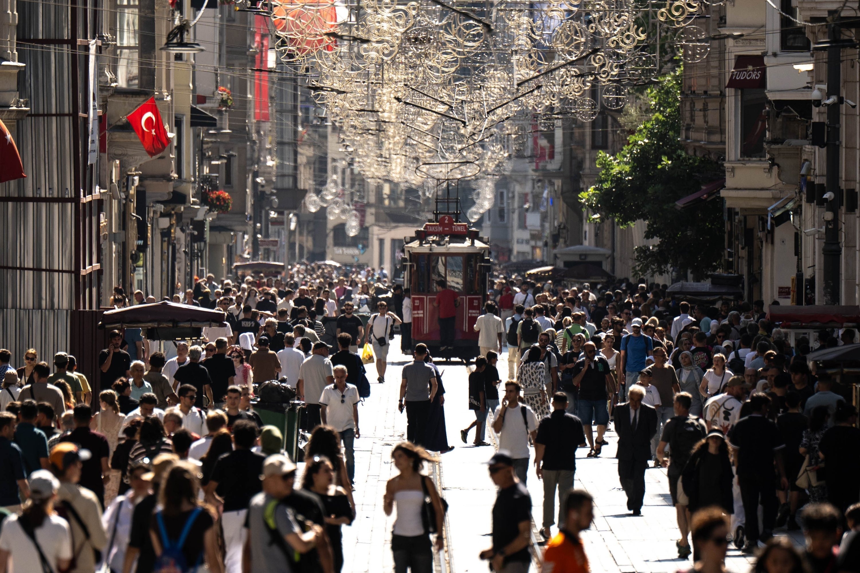 Türkiye’de faiz indiriminin iki yüzü: Büyümeye destek, TL’de değer kaybı riski