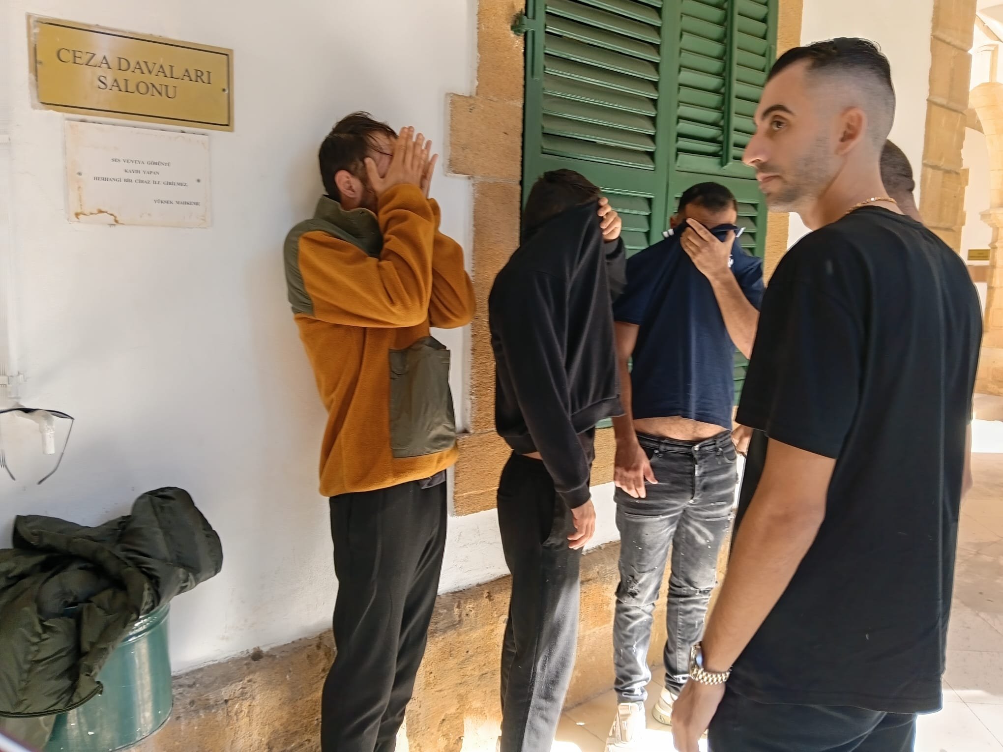 YDÜ kampüsündeki uyuşturucu soruşturmasında üç zanlı yeniden mahkemeye çıkarıldı