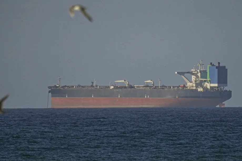 İran botları Hürmüz Boğazı'nda bir petrol tankerine ateş açtı