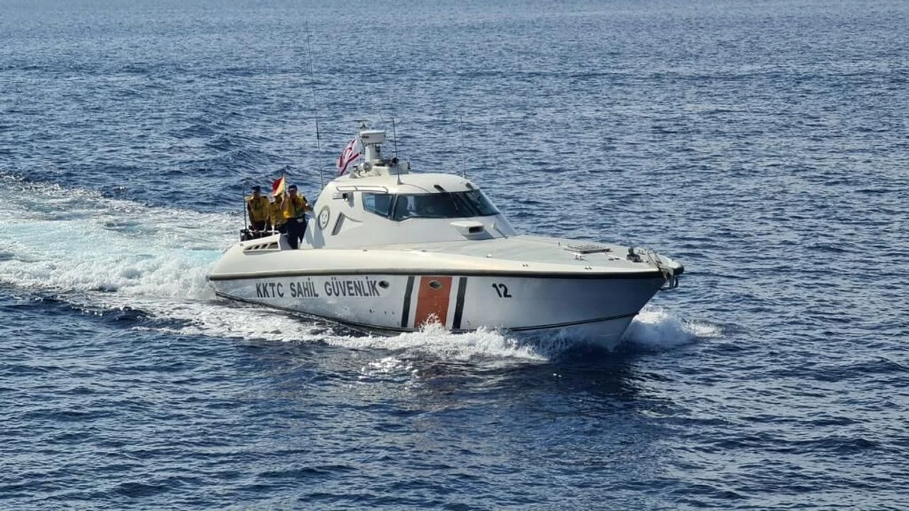 Girne açıklarında su alan feribot ters döndü: Limanda Sahra Hastanesi kuruluyor