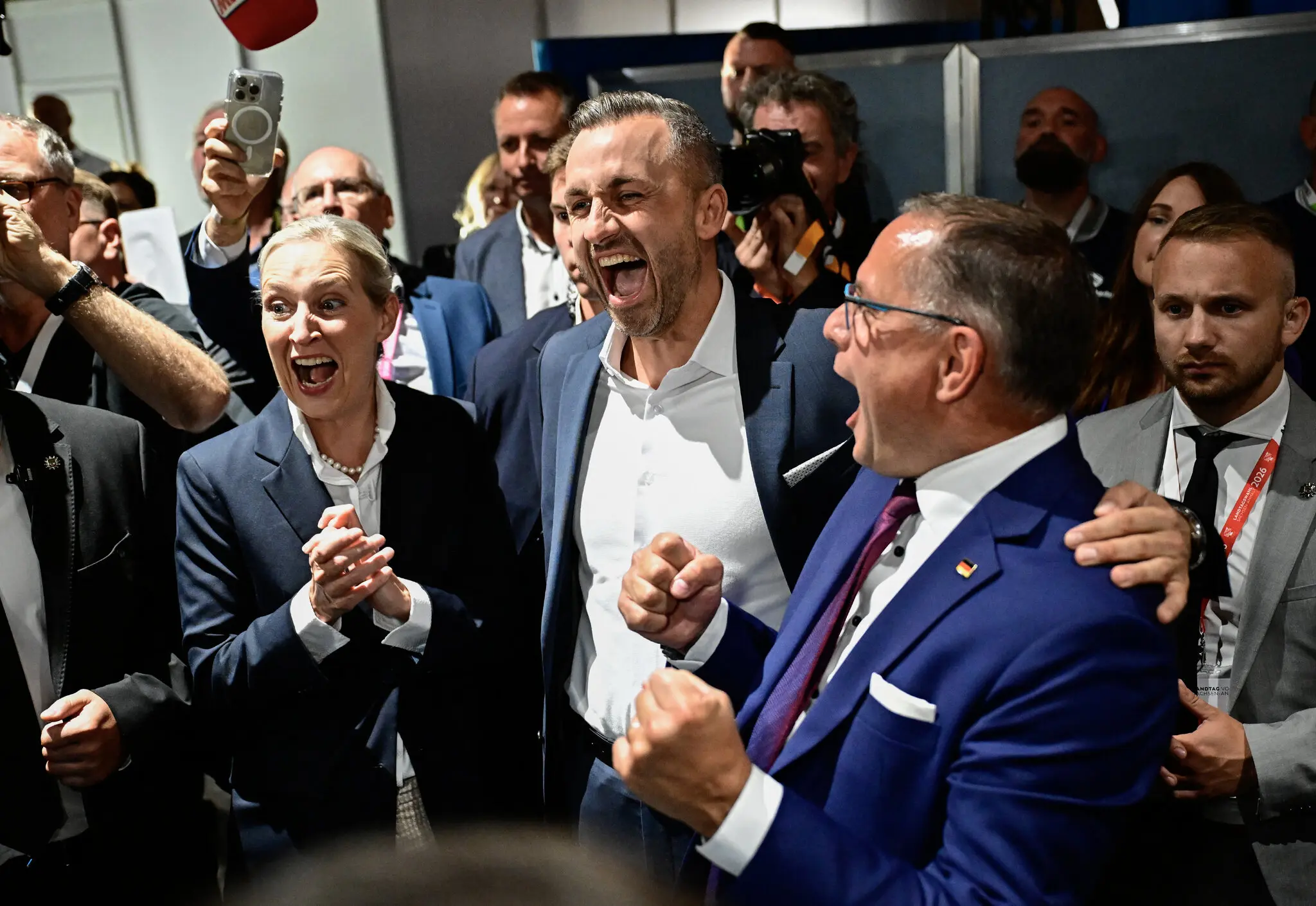 Almanya'daki eyalet seçiminde aşırı sağ (AfD) açık ara önde